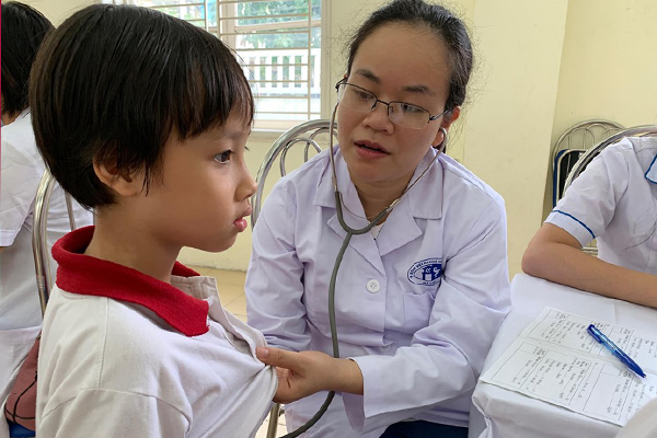 Nghe VietNamNet: 2.000 người đi khám sau cháy Rạng Đông, trường học được yêu cầu test thực phẩm