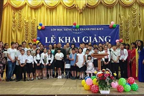 Vietnamese language class for children in Ukraine opens