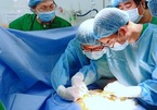 Bác sĩ Sài Gòn vượt 150 km cứu em bé có ruột chui qua lồng ngực, tim lệch phải