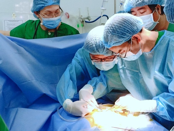 Bác sĩ Sài Gòn vượt 150 km cứu em bé có ruột chui qua lồng ngực, tim lệch phải