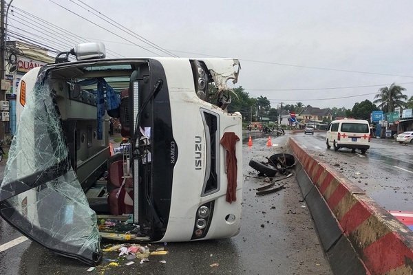 Xe khách tông dải phân cách lật ngang, hàng chục người đập cửa kêu cứu