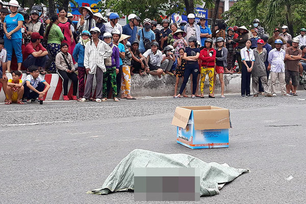 Người phụ nữ làm rơi bao tải chứa xác thai nhi xuống đường ở Kiên Giang
