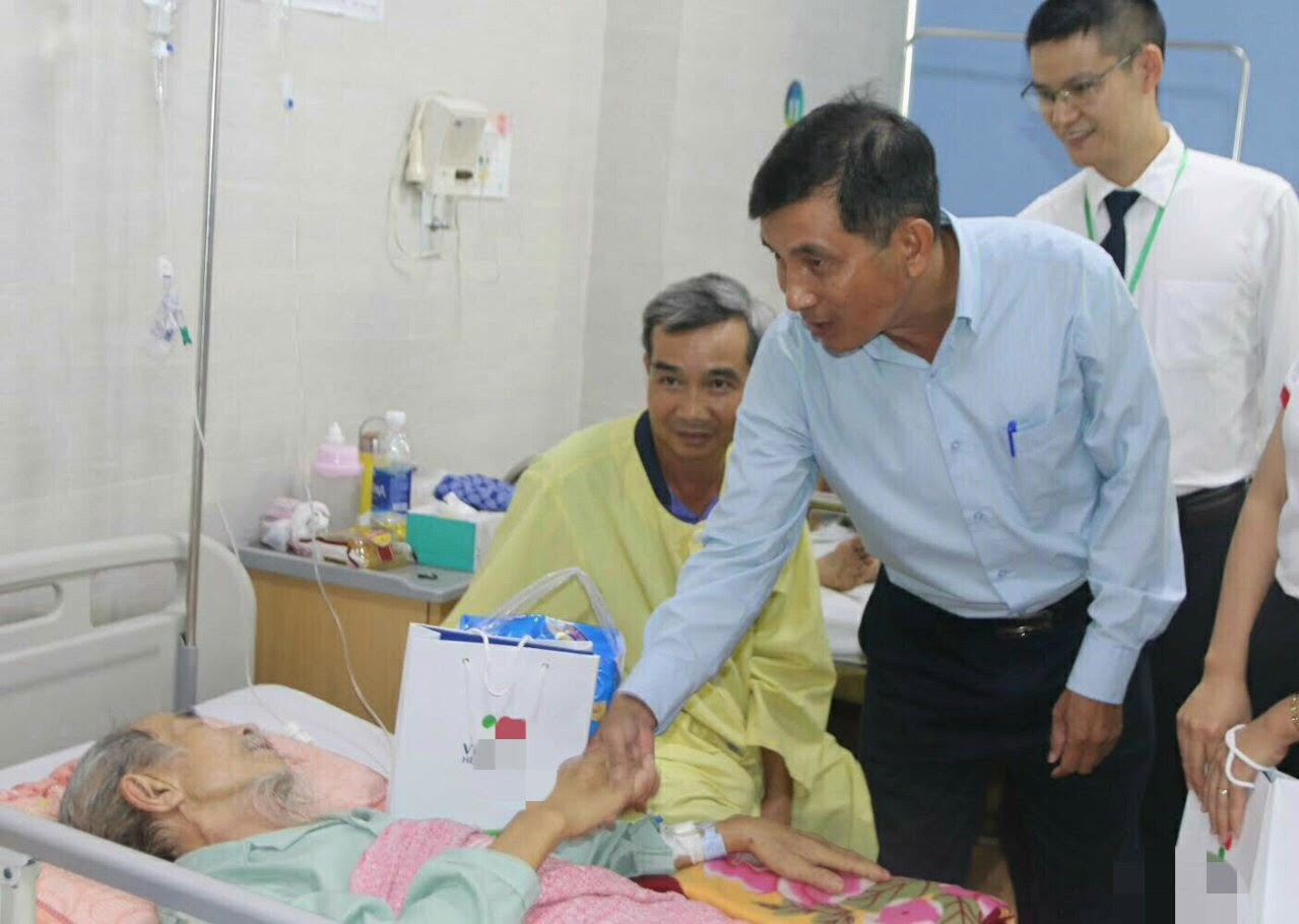 Trao 50 suất quà, mang Trung thu an lành tới bệnh nhân nghèo