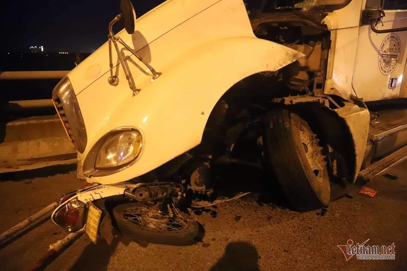 Nghe VietNamNet: Danh tính lái xe container tông người từ cầu Thanh Trì rơi xuống sông Hồng