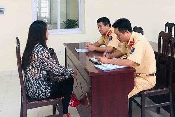 'Phớt lờ' xe ưu tiên, nữ tài xế ở Hà Nội bị phạt tiền, tước bằng lái