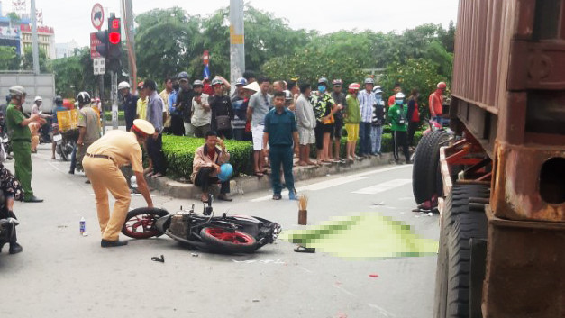 Xe đầu kéo va chạm xe máy dừng đèn đỏ ở Sài Gòn, một phụ nữ tử vong