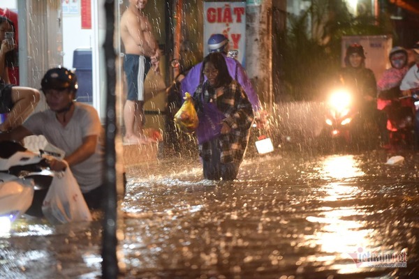 Đường Sài Gòn ngập sâu cả mét, nước tràn đầy cốp xe máy