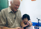 Cựu binh Mỹ thăm nhà tình nhân ở Đồng Nai, được người thân chào đón