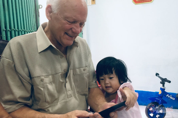 Cựu binh Mỹ thăm nhà mối tình đầu ở Đồng Nai, được người thân chào đón