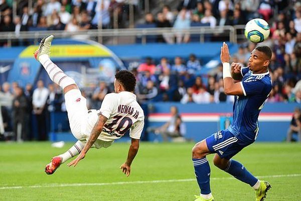 Neymar lập siêu phẩm ở phút 92 giúp PSG có 3 điểm