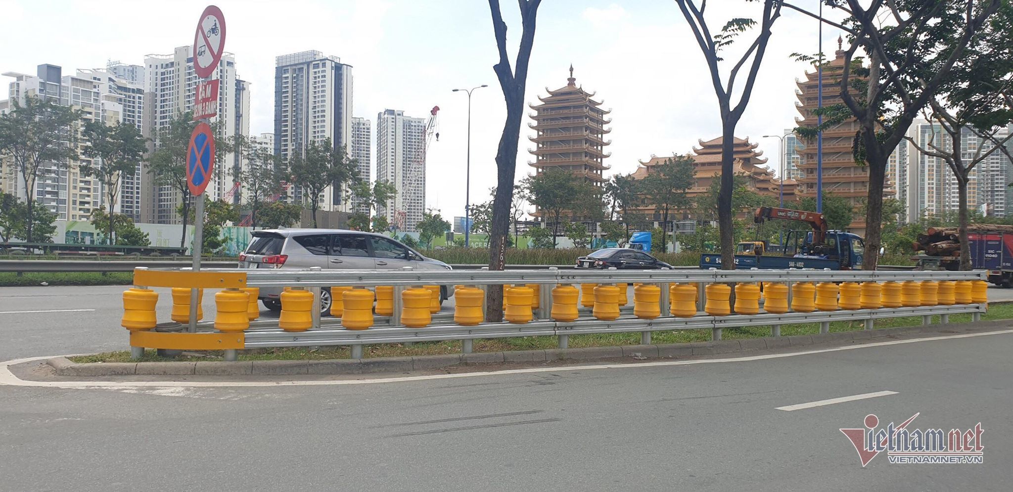 Dàn hộ lan bánh xoay vàng rực chống lật xe đầu tiên ở Sài Gòn