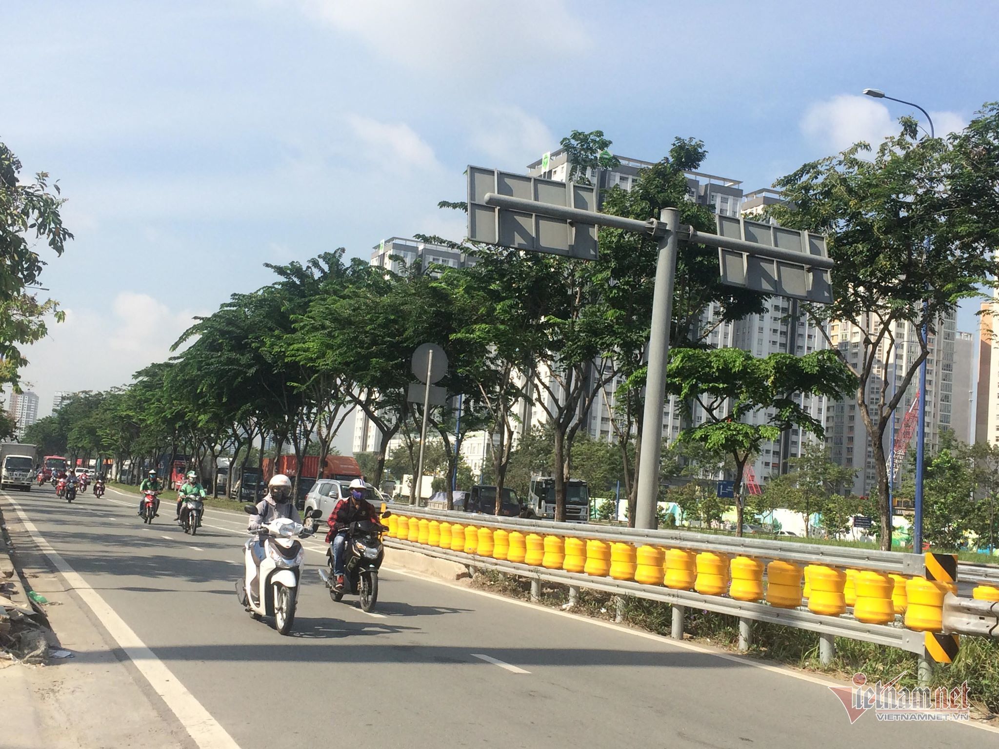 Dàn hộ lan bánh xoay vàng rực chống lật xe đầu tiên ở Sài Gòn