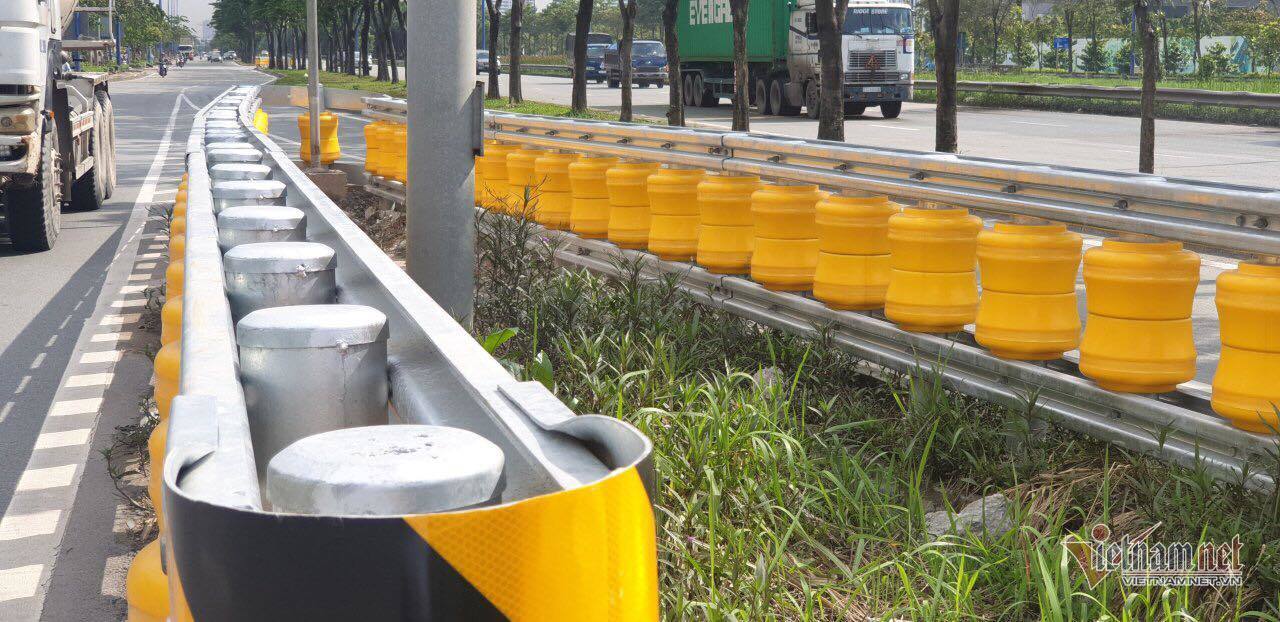 Dàn hộ lan bánh xoay vàng rực chống lật xe đầu tiên ở Sài Gòn