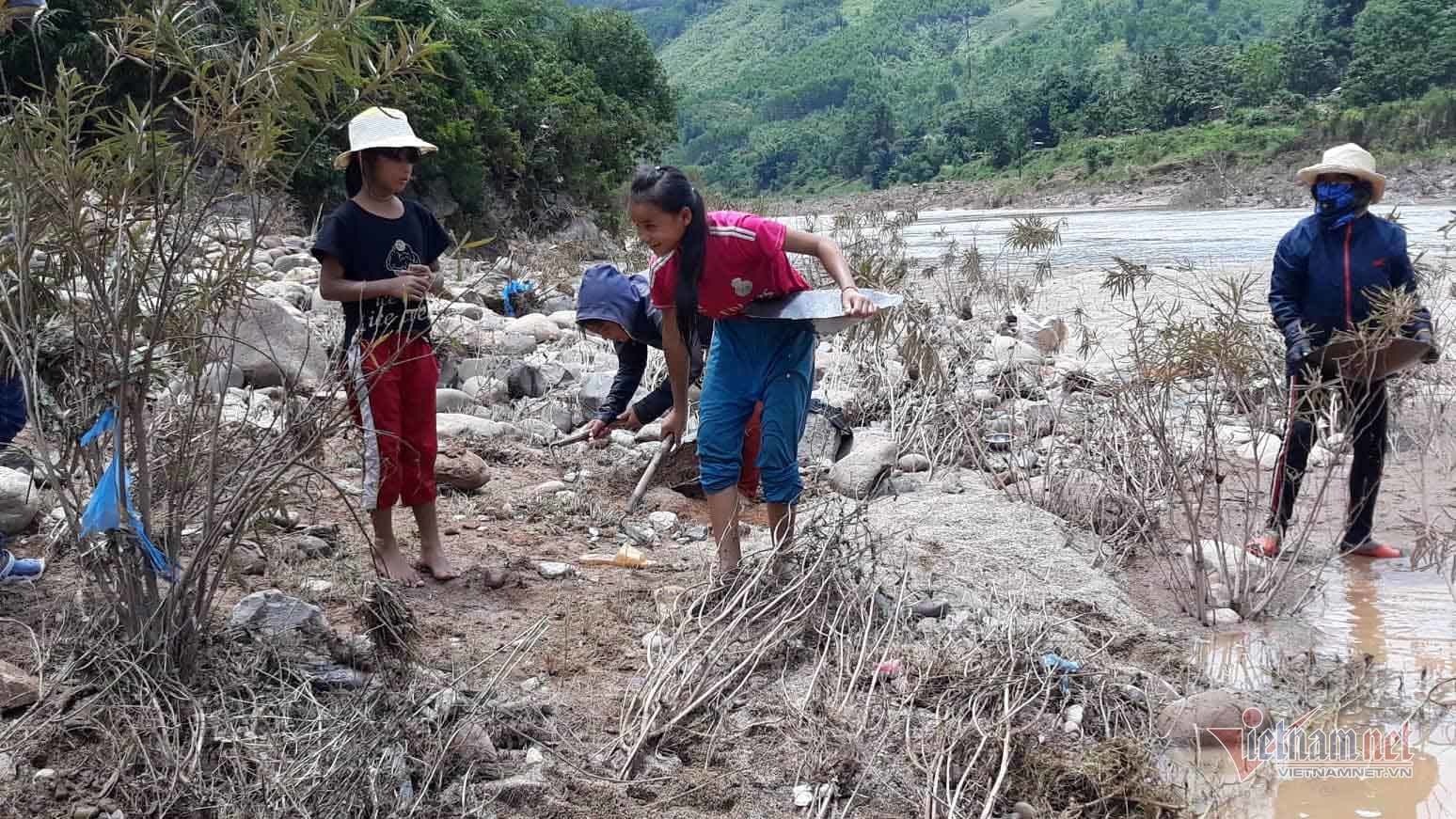 Những nữ sinh đãi vàng bên bờ sông Đakrông