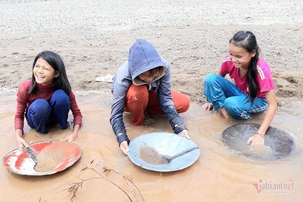 Những nữ sinh đãi vàng bên bờ sông Đakrông