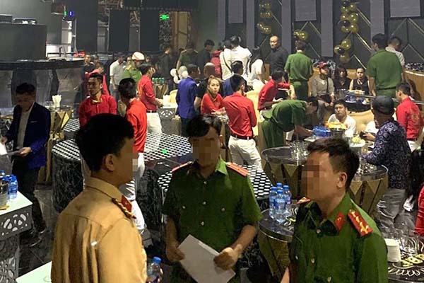 Đột kích vũ trường trung tâm Sài Gòn, tạm giữ 85 dân chơi