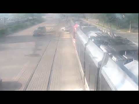 Cú đâm kinh hoàng khiến ô tô gần như gãy làm đôi