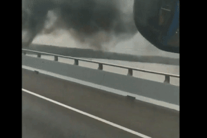 Xe tải đang chạy bỗng cháy ngùn ngụt trên cao tốc Hạ Long - Hải Phòng
