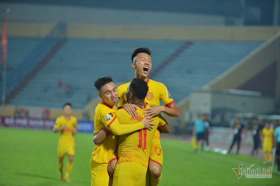 Nam Định bị TPHCM cưa điểm, SLNA nhấn chìm Bình Dương