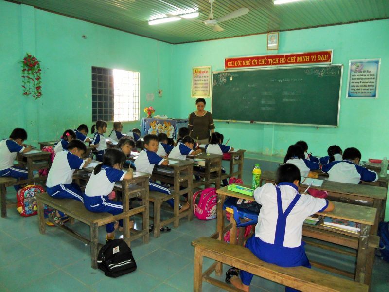 Học sinh Bình Định không chịu đến lớp do đường xa?