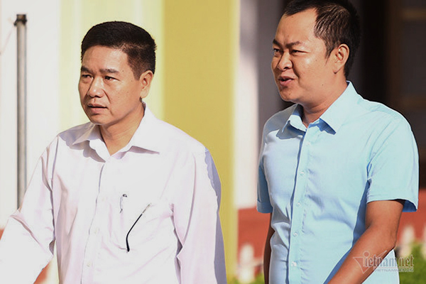 Áo trắng quần âu, cựu Phó giám đốc Sở GD-ĐT Sơn La đến phiên tòa xét xử