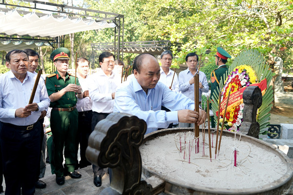 Thủ tướng viếng các anh hùng, liệt sĩ tại Quảng Trị