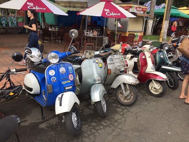 Ngắm loạt Vespa 60 năm tuổi, Honda Super Cub cổ tuyệt đẹp ở Sài Gòn