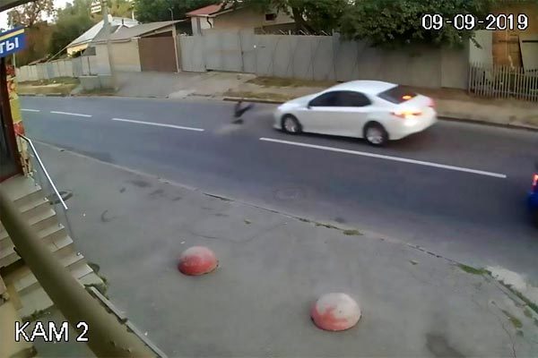 Bị ôtô đâm trúng, bé trai thoát chết kỳ diệu nhờ ba lô đi học