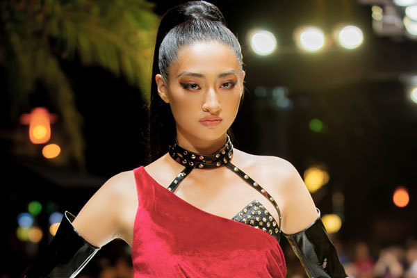 Lương Thuỳ Linh hoá chiến binh gợi cảm trong lần đầu làm vedete