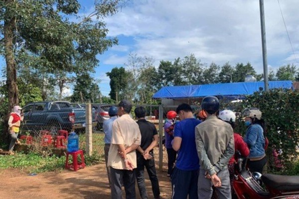Chồng chết treo cổ, vợ nằm dưới nền nhà với nhiều vết chém ở Gia Lai