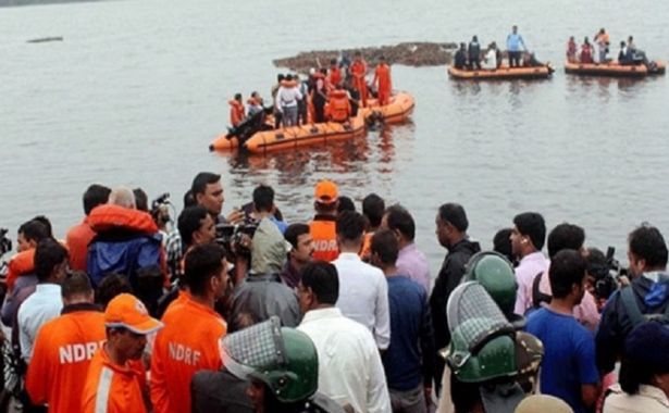 Tàu chở khách bị lật ở Ấn Độ, hàng chục người thương vong