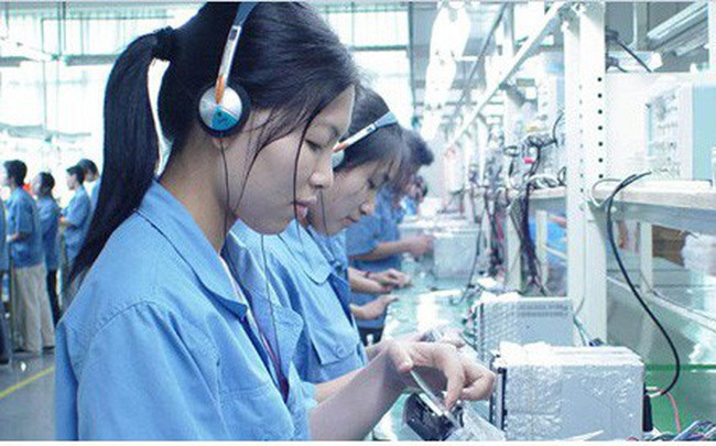 VN university graduates take jobs at factories