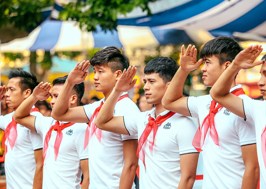 Áp sát ngôi vô địch, dàn sao Hà Nội FC nhí nhảnh làm... đội viên
