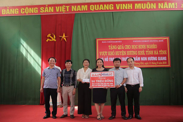 Báo VietNamNet trao 100 triệu đồng cho học sinh, trường học vùng lũ lụt Hà Tĩnh