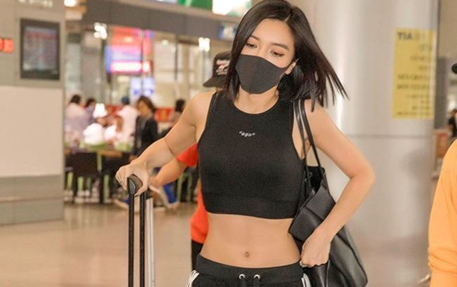 Chi Pu và 'bạn gái Sơn Tùng MTP' mặc sexy ra sân bay khiến hành khách phải chú ý