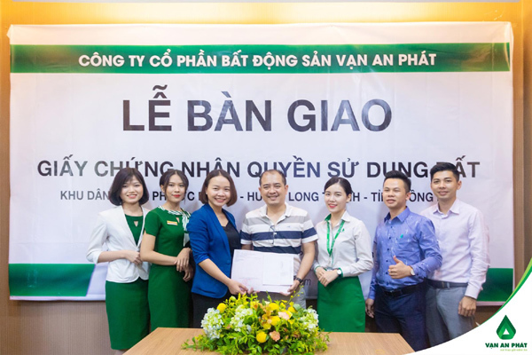 Vạn An Phát trao sổ đỏ cho cư dân Golden Town I - Long Thành