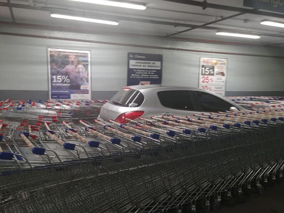 Ô tô Peugeot bị bao vây bởi hàng trăm xe đẩy siêu thị