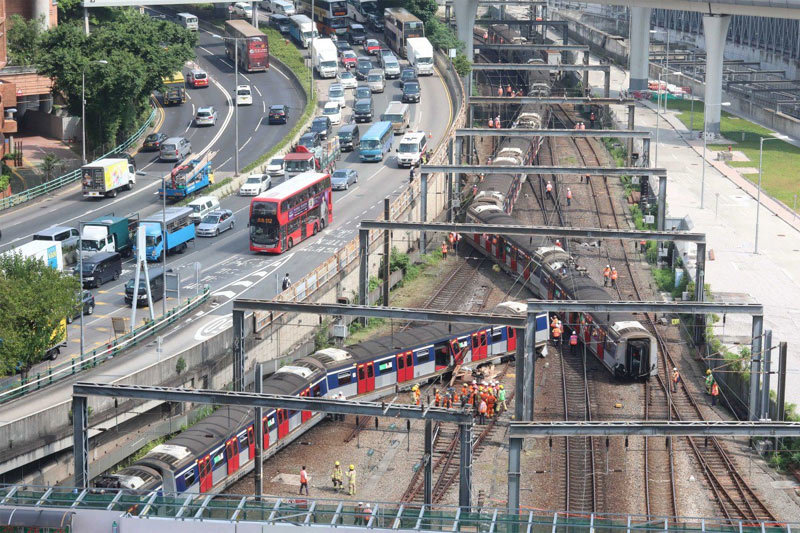 Tàu điện ngầm Hong Kong trật bánh, nhiều người bị thương