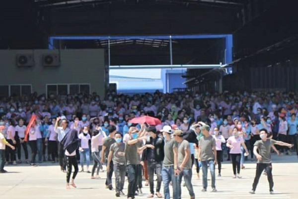 Nhận thức ăn có dòi bò lúc nhúc, hơn 1.000 công nhân đình công