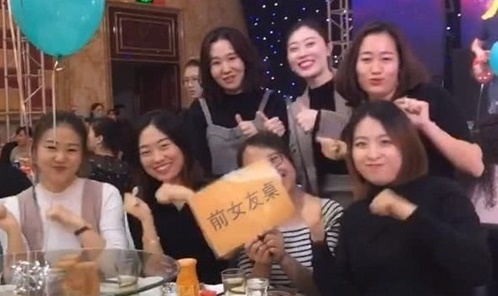 Chú rể  mời 7 bạn gái cũ tới dự đám cưới gây xôn xao dư luận