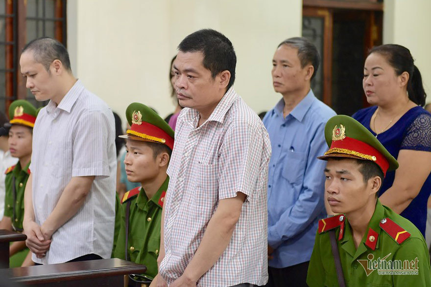 Triệu tập hiệu trưởng THPT chuyên Hà Giang, hoãn phiên tòa đến 14/10
