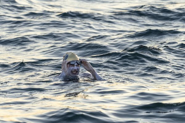 Người phụ nữ bơi qua eo biển Anh 4 lần sau chiến thắng ung thư