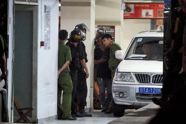 Trăm cảnh sát bồng súng AK, khám xét trụ sở Alibaba xuyên đêm