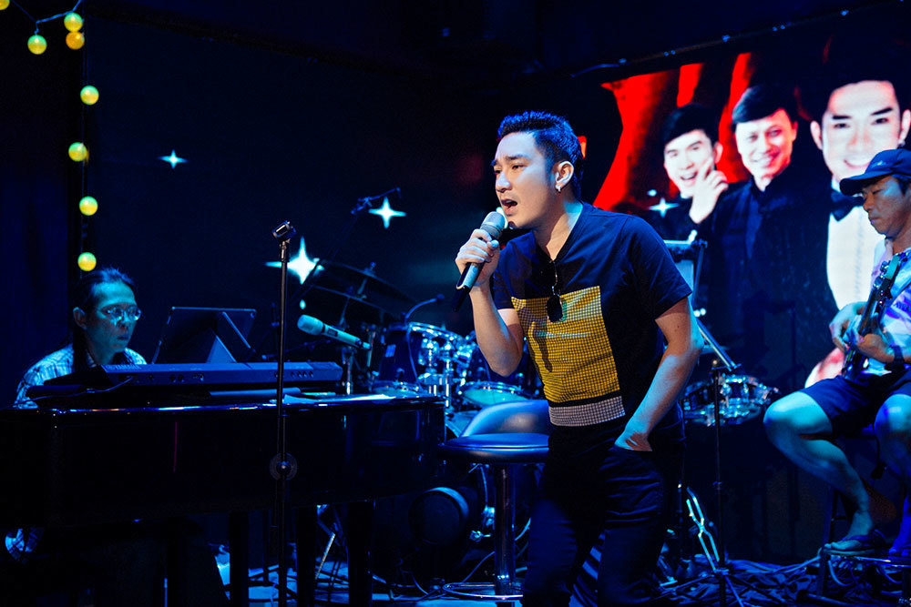 Xuân Lan mặc 'bụi phủi' lái xế hộp 2,5 tỷ đến ủng hộ Quang Hà Xuân Lan mặc 'bụi phủi' lái xế hộp 2,5 tỷ đến ủng hộ Quang Hà