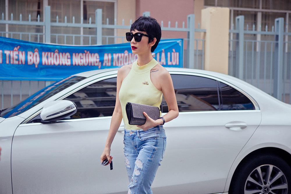 Xuân Lan mặc 'bụi phủi' lái xế hộp 2,5 tỷ đến ủng hộ Quang Hà