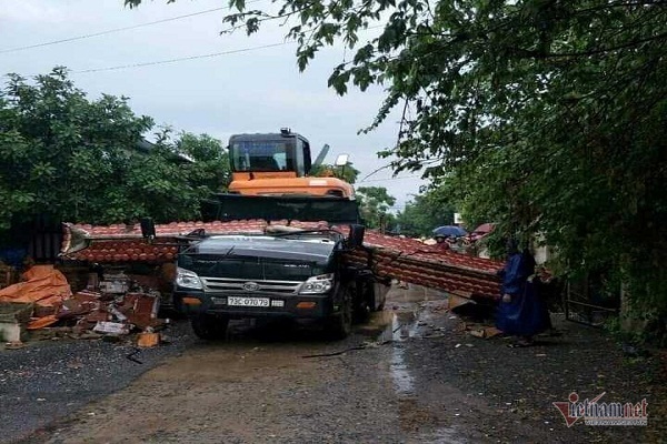 Xe chở máy công trình kéo sập cổng làng, tài xế tử vong ở Quảng Bình