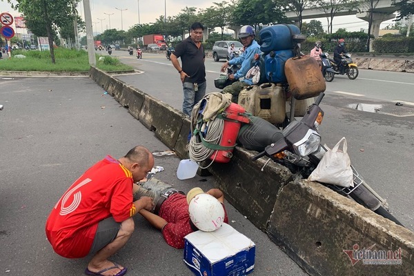 Dải bê tông 'gài bẫy' ở cửa ngõ Sài Gòn, thanh niên lao trúng lăn bất tỉnh