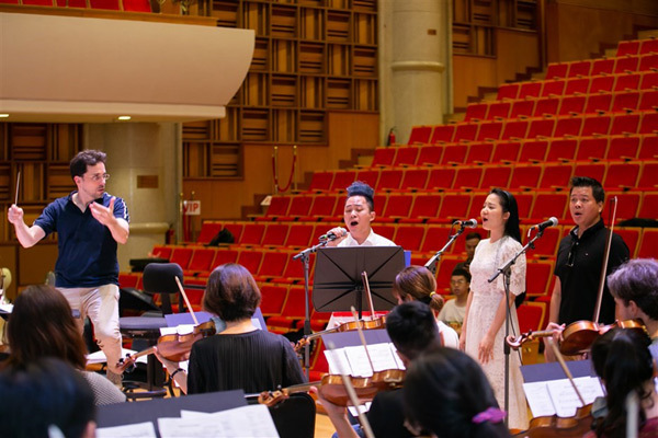Nhạc trưởng Olivier Ochanine ấn tượng với nỗ lực của Phạm Thùy Dung