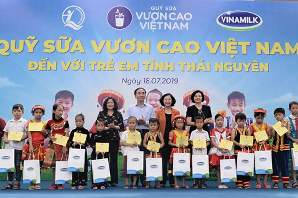 Quỹ sữa Vươn Cao Việt Nam: Nỗ lực để mọi trẻ em đều được uống sữa mỗi ngày