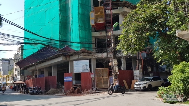 Tận mắt thấy cao ốc liên tục nhận ‘trát’ phạt giữa trung tâm Hà Nội